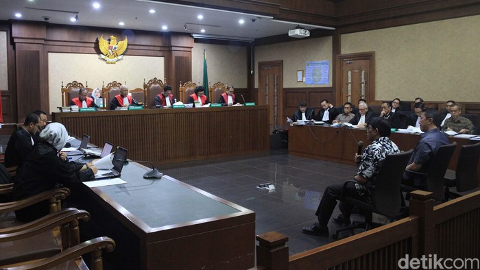 Sidang Lanjutan Kasus Suap Pengadaan Pesawat Garuda Emirsyah Satar dan Soetikno Soedarjo mengikuti sidang lanjutan kasus suap pengadaan pesawat dan mesin pesawat. Sidang mendengarkan keterangan para saksi.