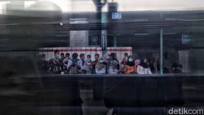 Menengok Aktivitas Penumpang KRL Jakarta-Bogor