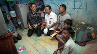Kedatangan Juliari untuk memberikan santunan kepada keluarga korban. Istimewa/Kemensos.