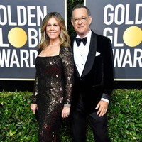 Istri Tom Hanks yang juga seorang aktris, Rita Wilson, jugaa tertular virus Corona. Tom Hanks mengatakan bahwa Rita mengalami demam ringan dan suhu tubuh panas-dingin bergantian. Kini mereka sedang menjalani observasi dan pemeriksaan lainnya, serta harus dikarantina. Foto: Stewart Cook/Getty Images