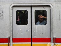 Video Gerbong KRL Berasap di Stasiun UP, Rute Jakarta-Bogor Terganggu