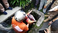 Lokasi kedua dilakukan di depan SMPN 6 Tasikmalaya, Jalan Cilembang. Di lokasi ini korban dimasukkan ke dalam gorong-gorong oleh ayahnya.