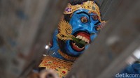 Dengan bobot lebih dari 100 kg, ogoh-ogoh ini dibuat menggunakan bambu, rotan, besi, kaleng bekas, bungkus semen, hingga koran bekas.
