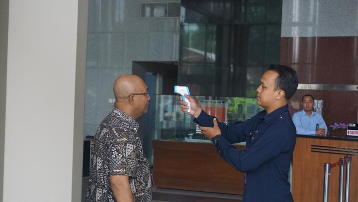 Setiap pengunjung di Komisi Pemberantasan Korupsi (KPK) dilakukan pengukuran suhu badan sebelum memasuki gedung. Hal itu dilakukan untuk mengantisipasi penyebaran virus Corona.