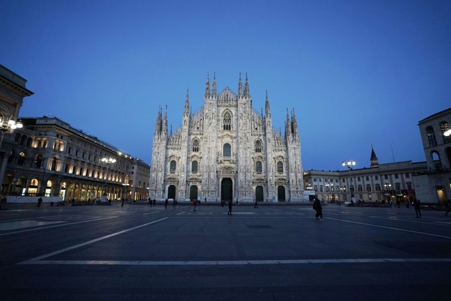 Tapi karena virus Corona, Piazza del Duomo kini hanya dikunjungi burung-burung merpati. Foto: Vittorio Zunino Celotto/Getty Images