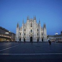 Tapi karena virus Corona, Piazza del Duomo kini hanya dikunjungi burung-burung merpati. Foto: Vittorio Zunino Celotto/Getty Images