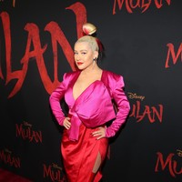 Gaun tersebut hadir dalam permainan color-blocking dua warna, yakni pink dan merah. Tidak ketinggalan, sebuah pita besar sebagai pemanisnya. (Foto: Getty Images)