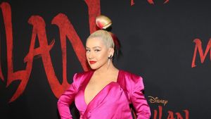 Pakai Boots Latex, Christina Aguilera Curi Atensi di Premier Mulan