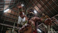 Rencananya ogoh-ogoh itu akan diarak di acara car free day pada Minggu (15/3/2020) mendatang.