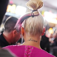 Untuk urusan rambut, penyanyi 39 tahun itu mengandalkan hair-do bergaya up-do yang mengekspos tato di belakang leher. Tato tersebut bertulisan Xtina, nama julukannya. (Foto: Getty Images)