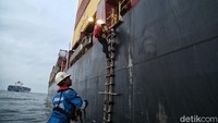 Salah satu yang diatur misalnya kewajiban menggunakan Alat Pelindung Diri, minimal berupa masker dan sarung tangan, untuk menghindari kemungkinan penularan.