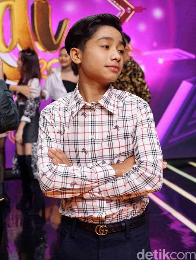 Betrand Peto terlihat sempat menggunakan pakaian dari merek Burberry, Kenzo, dan masih banyak lagi. Tidak hanya pakaian, tetapi juga sepatu dan barang-barang yang dibawanya kebanyakan berasal dari merek-merek ternama yang berharga fantastis. Foto: Noel/detikFoto