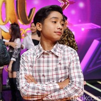 Betrand Peto terlihat sempat menggunakan pakaian dari merek Burberry, Kenzo, dan masih banyak lagi. Tidak hanya pakaian, tetapi juga sepatu dan barang-barang yang dibawanya kebanyakan berasal dari merek-merek ternama yang berharga fantastis. Foto: Noel/detikFoto