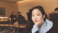Sangat polos tanpa make up, aura dan kharisma Kim Go Eun tetap terpancar. Kali ini ia sedang menikmati secangkir kopi hangat. Foto: Instagram @ggonekim