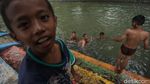Aksi Loncat Indah Anak-anak Tangerang di Kali Cisadane