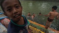Selama bermain, para anak-anak ini pun terlihat sangat semringah.