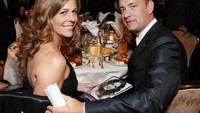 Nah, kalau yang satu ini adalah momen kala Tom Hanks sedang makan malam romantis. Lihat, dengan balutan busana serba hitam ia tampak siap menghabiskan semua makanan yang tersaji di meja makan tersebut. Foto: Istimewa