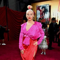 Christina Aguilera kembali mengisi soundtrack film Mulan setelah pernah melakukan hal yang sama untuk film Mulan versi animasi pada 1998 silam. Hadir di premier Mulan, ia tampil maksimal dalam balutan gaun pink merah dari Galia Lahav. (Foto: Getty Images)