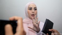 Jennifer juga mengatakan tak ada kontrak kerja antara dia dan Wawan ketika itu. Mobil dan kartu kredit tersebut, menurut Jennifer merupakan fasilitas untuk pekerjaannya.