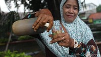 Meski bahan jamu mulai merangkak naik, Ia tetap menjual jamu dengan harga 3000 rupiah per gelas.