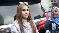 Konser itu pun akan terus berlangsung di tengah wabah virus Corona dan Ayu memilih untuk mengukur suhu para penonton yang datang. Pool/Palevi S/detikFoto.