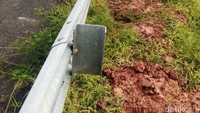 Tiang pagar yang hilang dicuri berada di proyek Tol KAPB paket 1 Seksi 1 A STA 1+598 hingga STA 8+277,5 8000. Pelaku melancarkan aksinya pada malam hari.