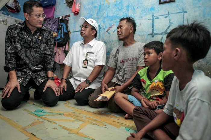 Mensos Kunjungi Keluarga Korban Pembunuhan ABG 'Slenderman' Menteri Sosial Juliari P Batubara mendatangi rumah bocah A (5), yang dibunuh N (15), ABG 'Slanderman' di Sawah Besar, Jakarta Pusat. Juliari menemui keluarga korban dan memberikan bantuan.