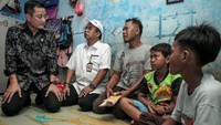 Menteri Sosial Juliari P Batubara menemui orangtua korban di Sawah Besar, Jakarta Pusat, Rabu (11/3/2020). Istimewa/Kemensos.