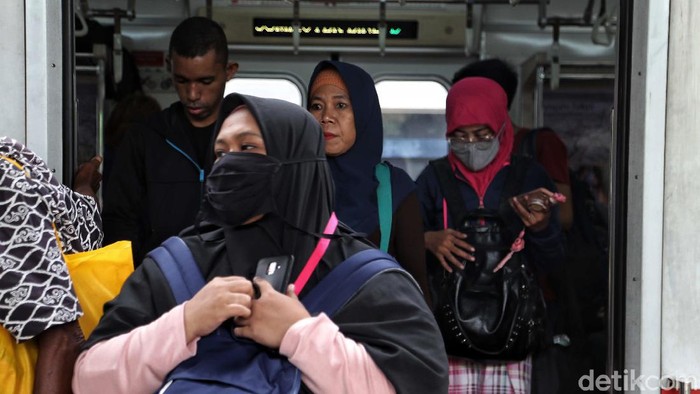 Rute KRL Jakarta-Bogor jadi perhatian usai Gubernur Jakarta Anies Baswedan akui jalur itu riskan corona. Meski begitu KRL rute itu masih ramai digunakan warga.