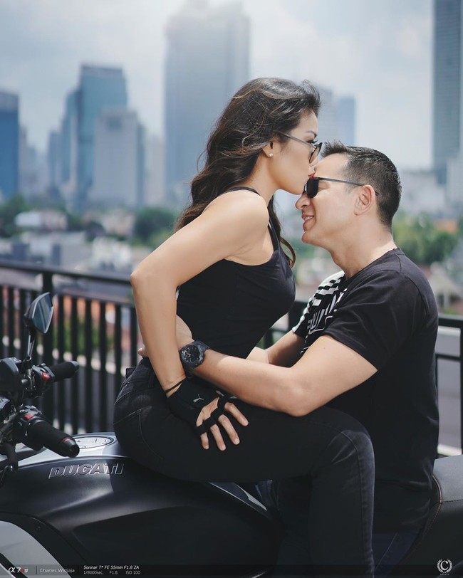 Kebahagiaan sebagai sepasang suami-istri tampak ketika Inge mencium kening Ari. Romantis! (Foto: Instagram/@charles_splazz)