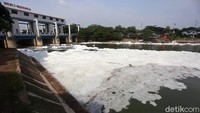 Busa tebal mengambang di atas permukaan air di Pintu Air Weir 3 Marunda.