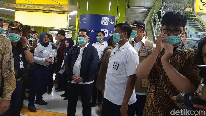 Erick Thohir-Kepala BNPB Pantau Disinfeksi di Stasiun Gambir.