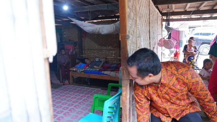 Wagub Sulsel Andi Sudirman Sulaiman mengunjungi Aan Nur Pratama, bocah di Sidrap yang jadi tulang punggung keluarga (dok. Istimewa)