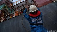 Pemeriksaan kesehatan awak kapal dilakukan oleh petugas Kantor Kesehatan Pelabuhan di luar dermaga. 