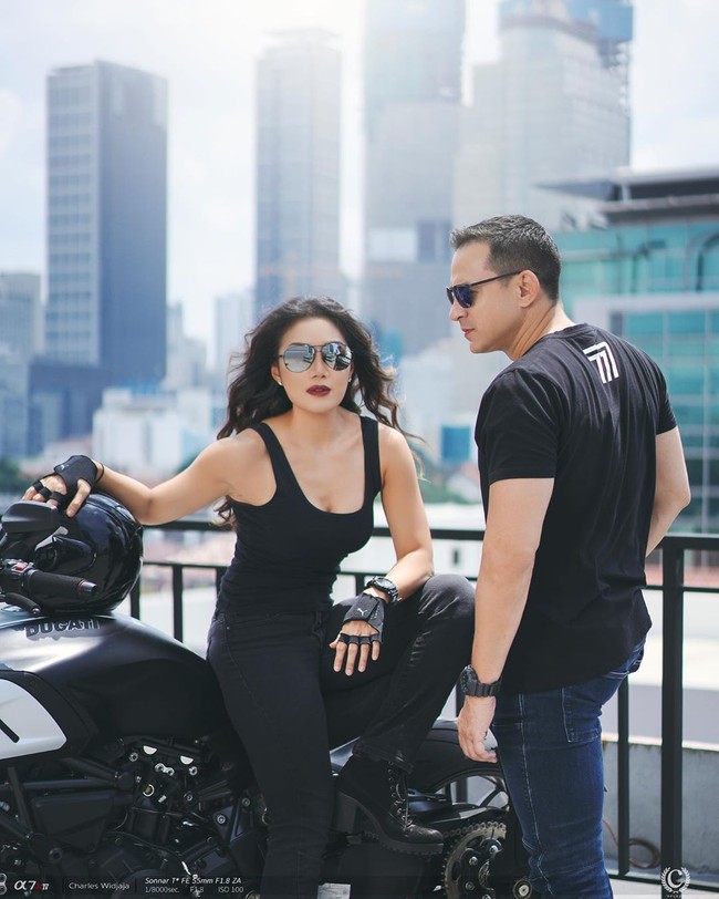 Untuk pemotretan tersebut, Sejoli ini kompak dalam balutan busana serba hitam. Mereka juga melengkapi gayanya dengan kacamata hitam. (Foto: Instagram/@charles_splazz)