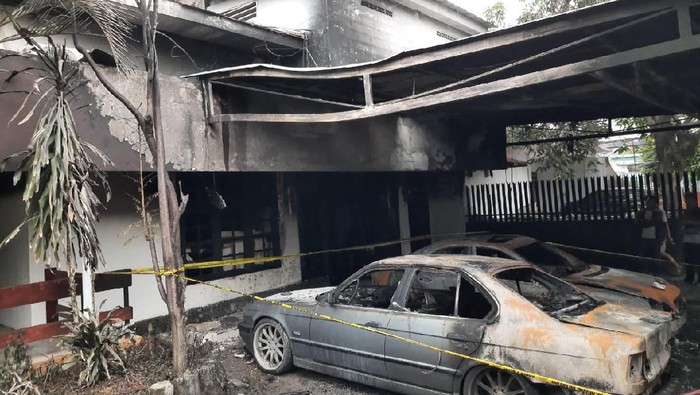 Penampakan mobil yang diduga dilempar molotov