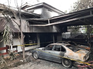 Teror Molotov Misterius Bakar 2 Mobil di Kayu Putih