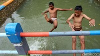 Air kali Cisadane yang terlihat bersih dimanfaatkan anak-anak untuk bermain.