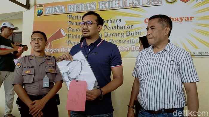 Guru SD swasta di Surabaya diamankan oleh polisi. Ia mencabuli delapan siswa-siswinya.