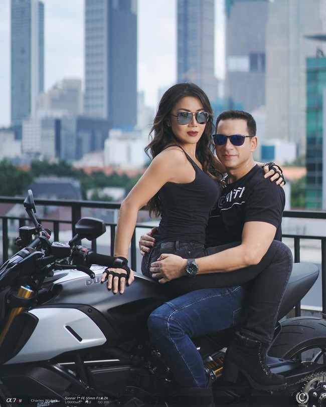 Inilah penampilan aktor lawas Ari Wibowo dan istrinya, Inge Anugerah, di pemotretan terbaru. Dibidik fotografer Charles SplaZzensation Widjaja, Ari Wibowo dan Inge Anugerah di atas motor sport Ducati Diavel 1260S. (Foto: Instagram/@charles_splazz)