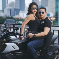 Inilah penampilan aktor lawas Ari Wibowo dan istrinya, Inge Anugerah, di pemotretan terbaru. Dibidik fotografer Charles SplaZzensation Widjaja, Ari Wibowo dan Inge Anugerah di atas motor sport Ducati Diavel 1260S. (Foto: Instagram/@charles_splazz)