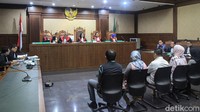 Saat ditanya hakim, Jennifer juga mengaku kenal dengan Wawan. Mereka pernah bekerja sama untuk promosi perusahaan.