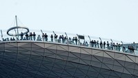 Marina Bay Observation Deck ramainya bukan main sebelum Singapura dihantam corona. Dari kejauhan saja, ramainya sudah seperti ini. (AFP)