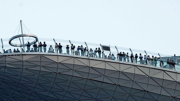 Marina Bay Observation Deck ramainya bukan main sebelum Singapura dihantam corona. Dari kejauhan saja, ramainya sudah seperti ini. (AFP) Marina Bay Observation Deck ramainya bukan main sebelum Singapura dihantam corona. Dari kejauhan saja, ramainya sudah seperti ini. (AFP)