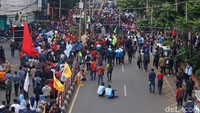 Namun sejumlah buruh yang masih berada di ruas Jalan Amir Machmud, memblokade jalan dengan duduk di ruas jalan penghubung utama KBB, Cimahi, dan Kota Bandung, dan Kabupaten Bandung.