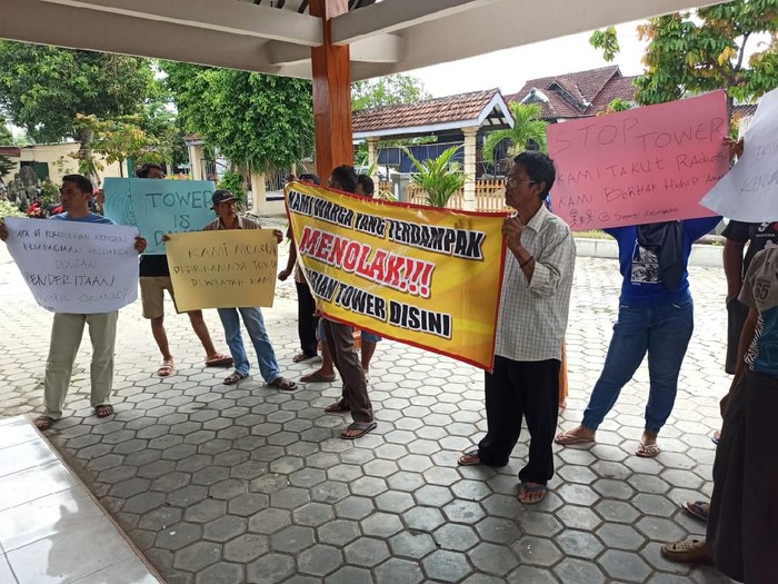 Warga demo tolak pembangunan towe