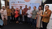 Simbolisasi kerjasama pembangunan jaringan fiber optik sepanjang 3.000 km, di Jakarta, Kamis (12/3/2020). Alita perusahaan penyedia jaringan infrastruktur berskala nasional, bekerjasama dengan Facebook Connectivity untuk pembangunan jaringan fiber optik sepanjang 3.000 km (tahap I), guna memperluas akses internet dengan kecepatan tinggi untuk wilayah Bali, Jawa, Sumatera dan Sulawesi. Foto: dok. Facebook