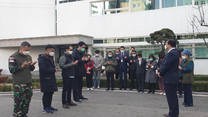Dubes RI untuk Korea Selatan Umar Hadi saat merotasi tim Posko Aju. (Dok. KBRI Seoul)