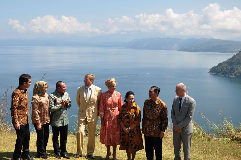 Raja Belanda Willem Alexander bersama Ratu Maxima Zorreguieta Cerruti sempat berkunjung ke Danau Toba untuk melihat keindahan panorama di kawasan tersebut.