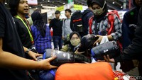 Sejumlah pengunjung tampak memenuhi berbagai booth yang memamerkan beragam barang kegiatan alam dengan promo dan diskon menarik di pameran tersebut.